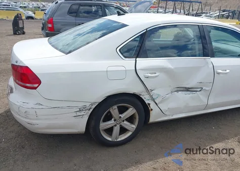 2012 Volkswagen Passat 2.5L Se z USA, uszkodzony, nr VIN 1VWBP7A37CC013432